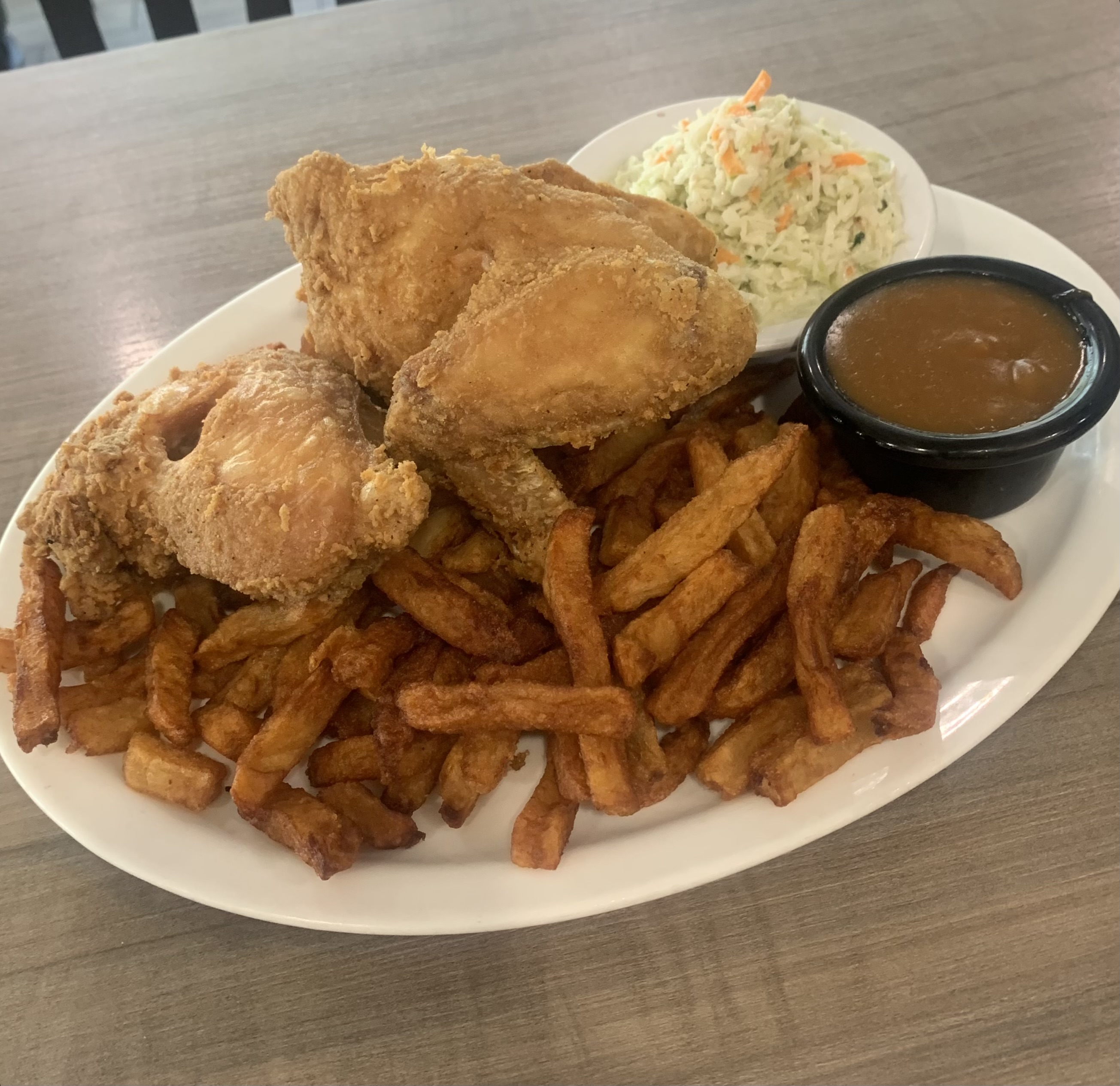 Poulet frit avec frites, salade de chou et sauce