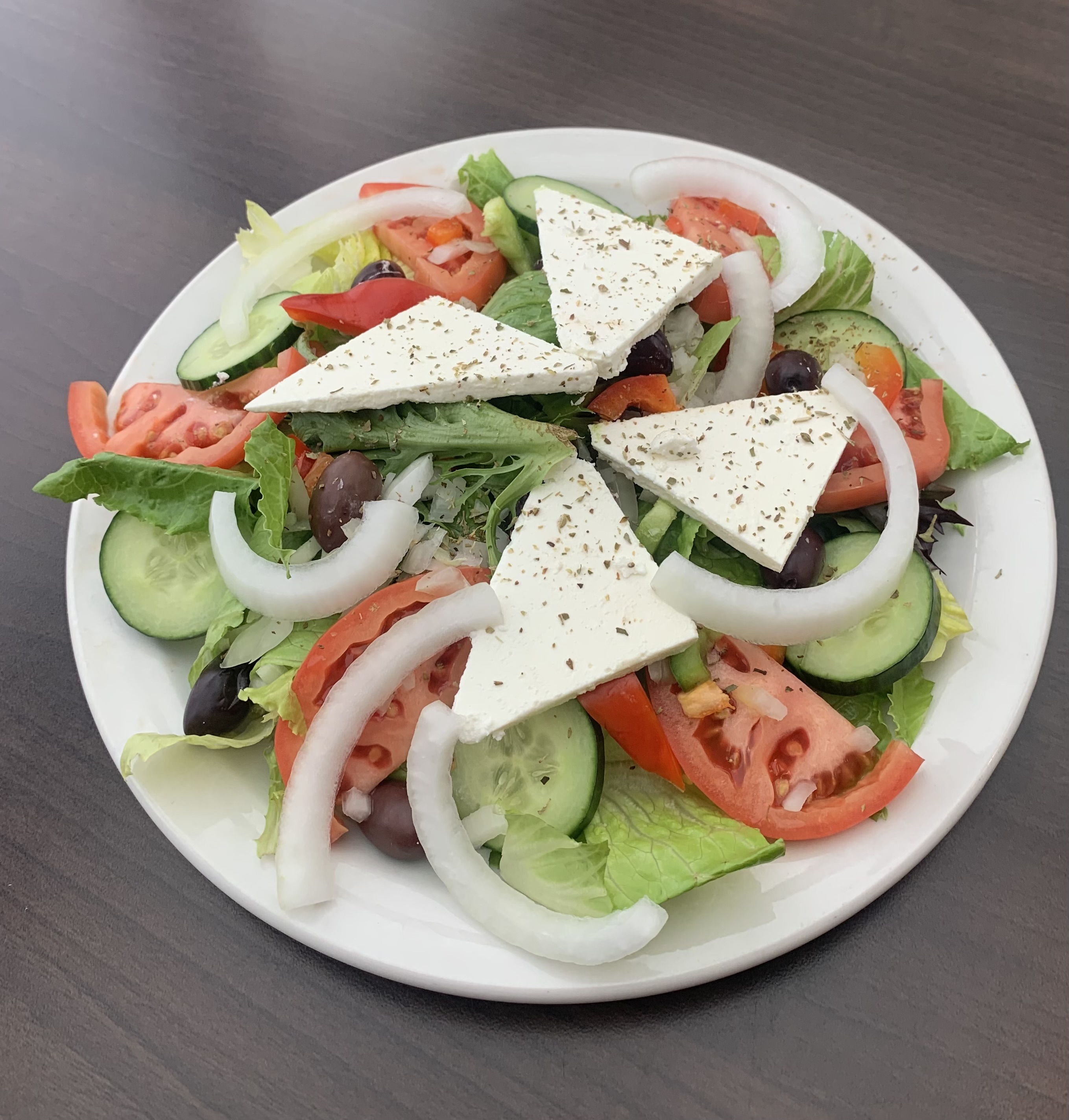 Salade grecque avec feta, olives, tomates et concombres