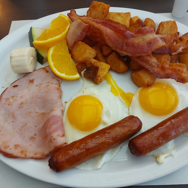 Déjeuner classique avec œufs, bacon, jambon et saucisses